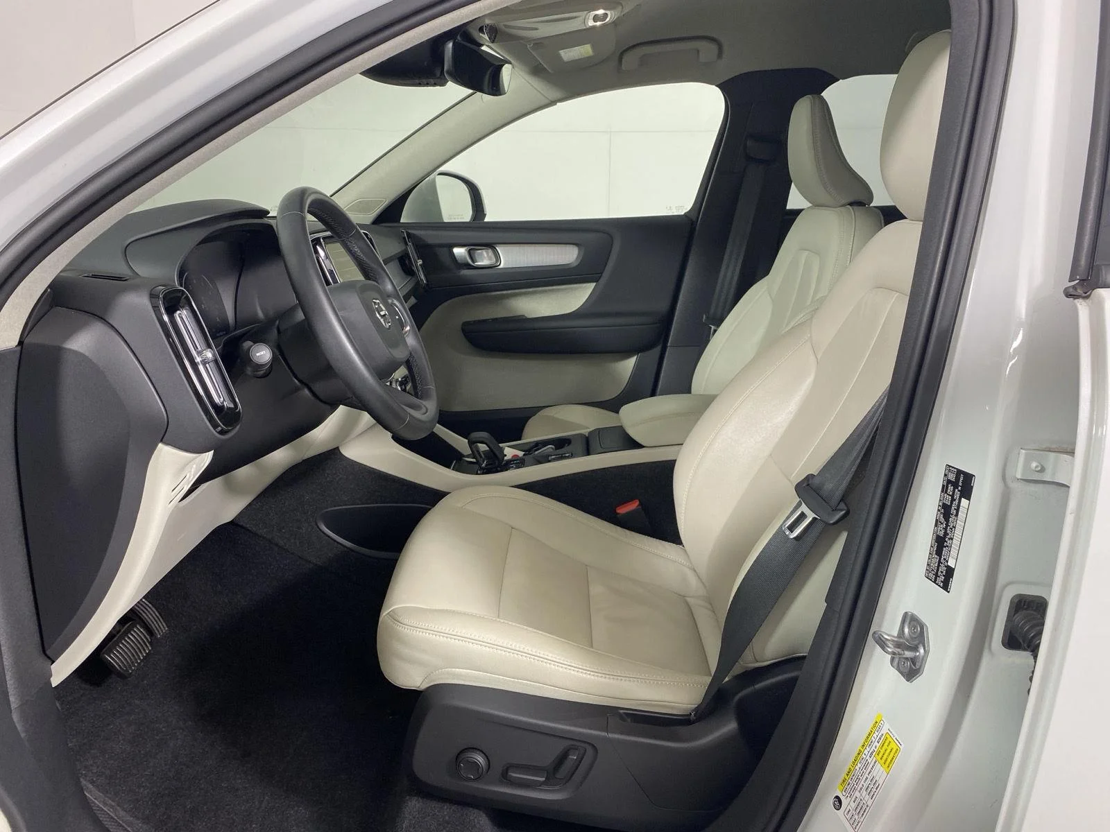 Used 2022 Crystal White Metallic Volvo Momentum image 13