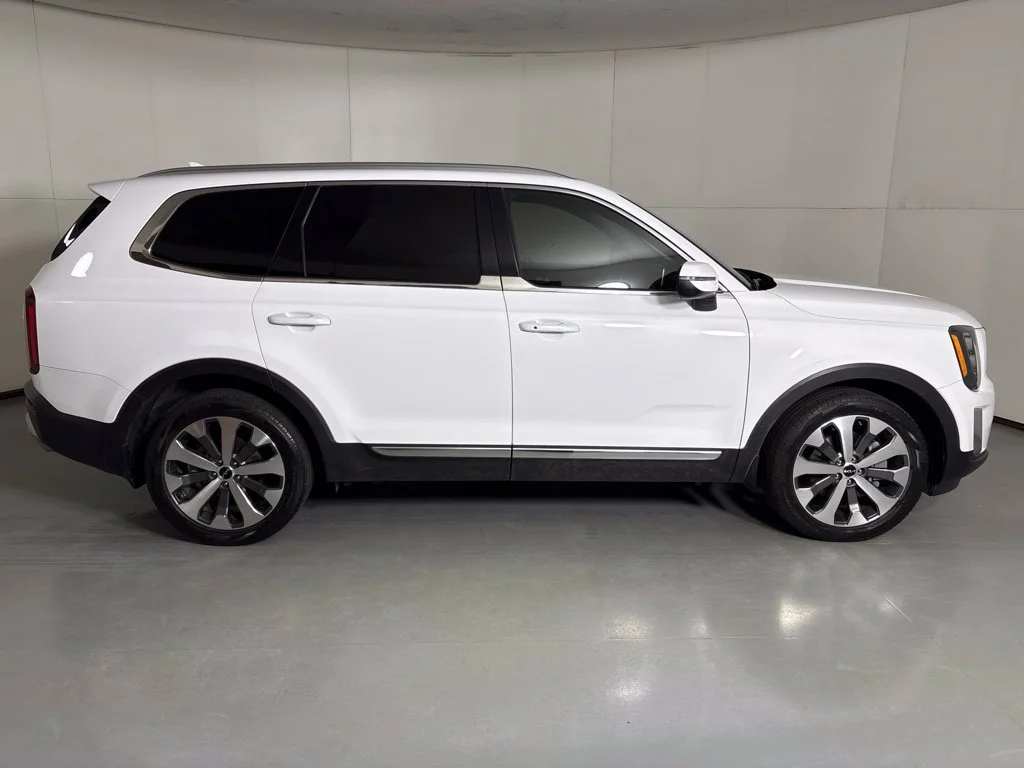Used 2022 White Kia EX image 9