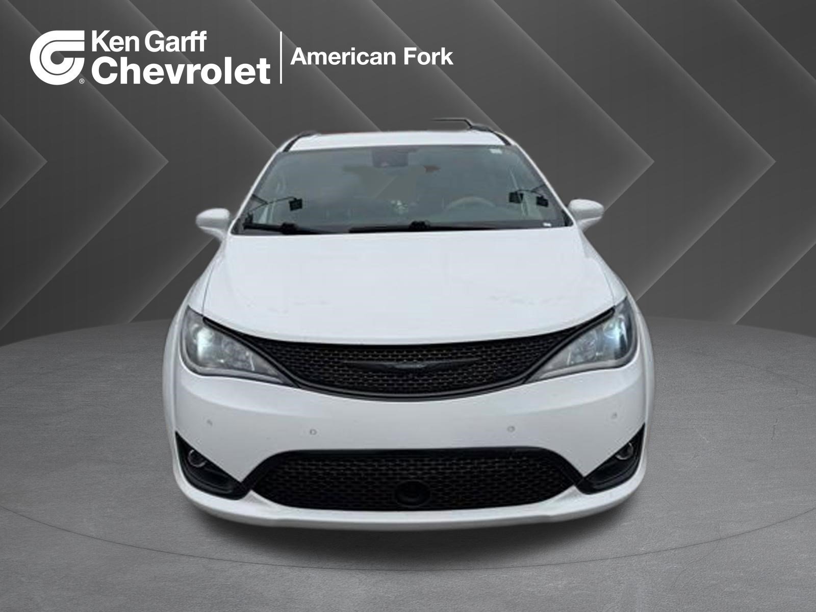 2019 Chrysler Pacifica Touring L's photo