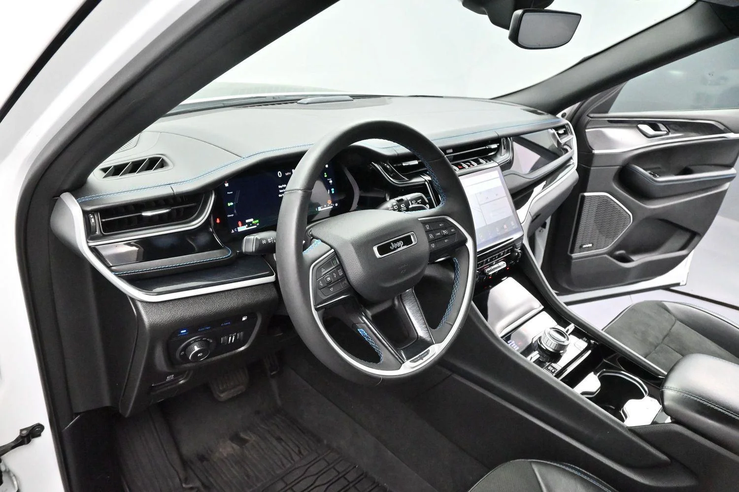 Used 2022 Bright White Clearcoat Jeep Trailhawk image 13