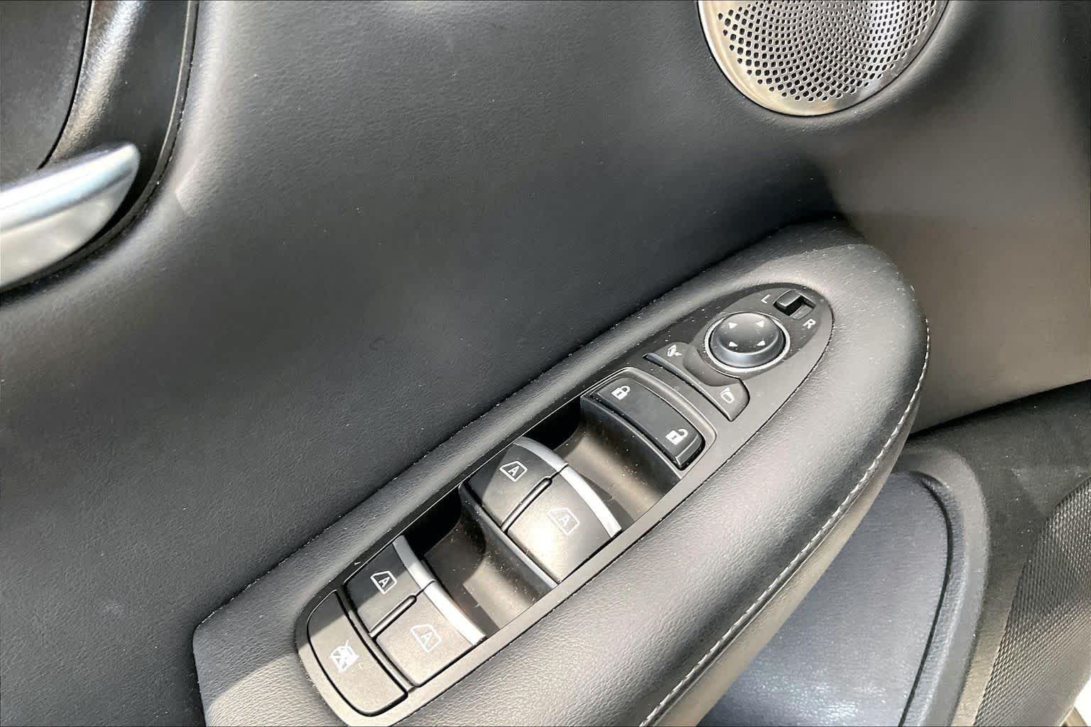 Used 2024 Radiant White INFINITI LUXE image 15