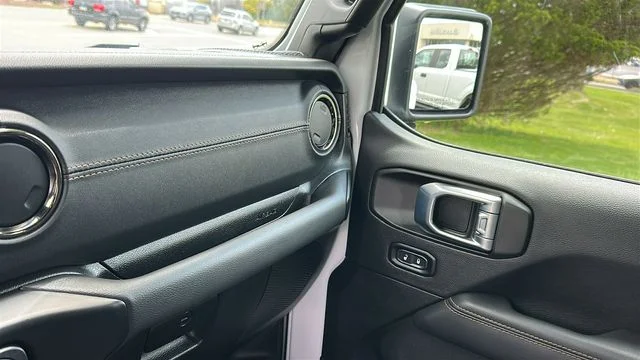 Used 2022 White Jeep Overland image 21