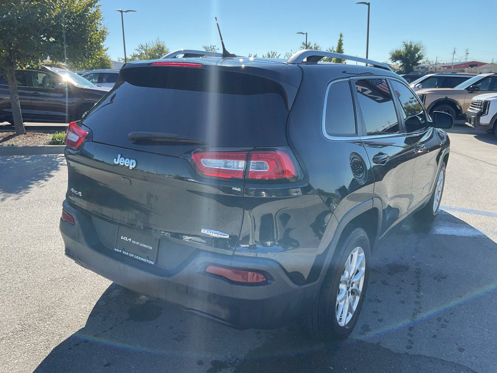 Used 2015 Brilliant Black Crystal Pearlcoat Jeep Latitude image 9