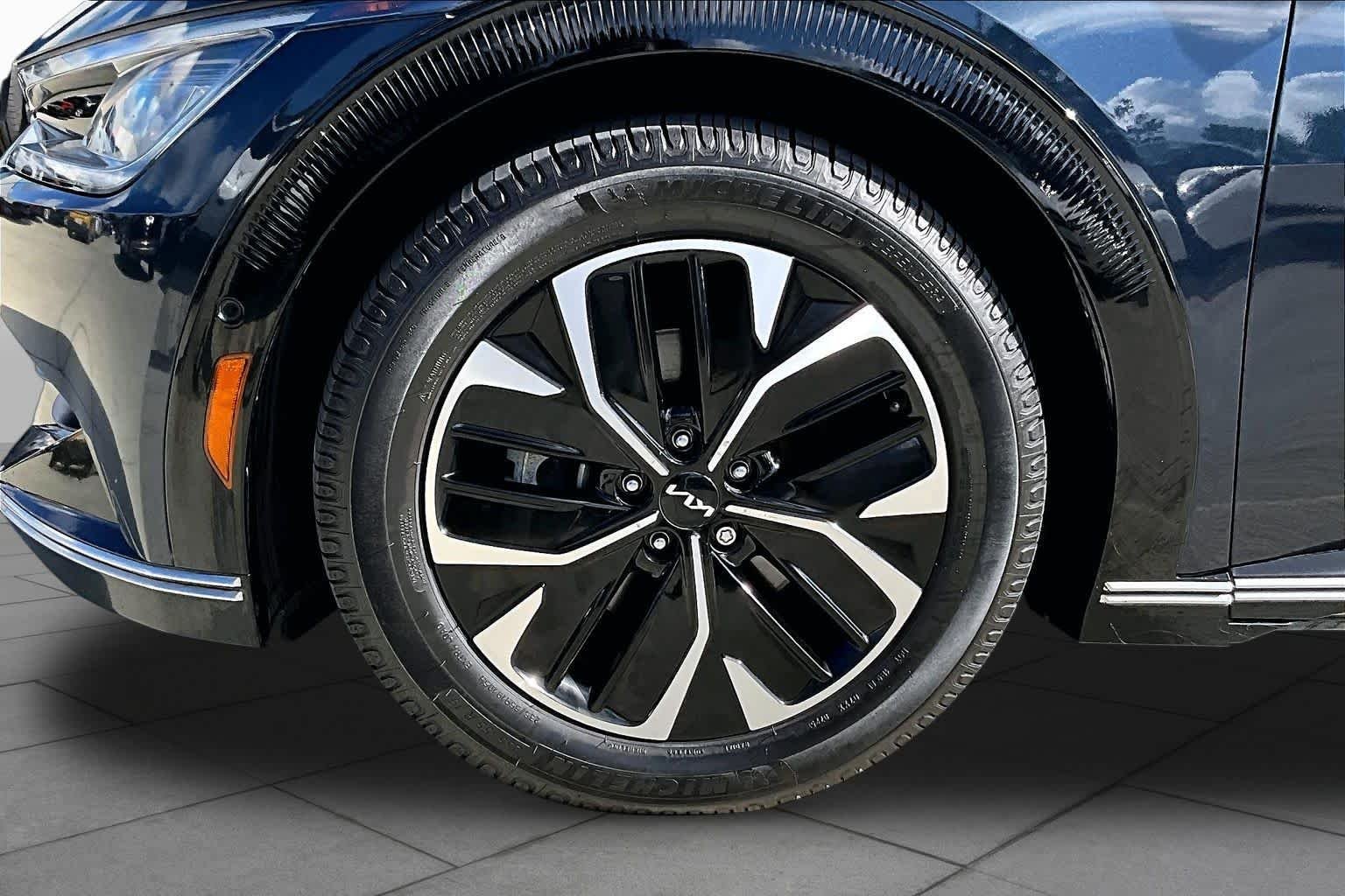 Used 2022 Gravity Blue Kia Wind image 9