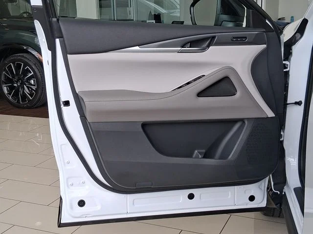 New 2027 RADIANT WHITE INFINITI Luxe AWD image 17