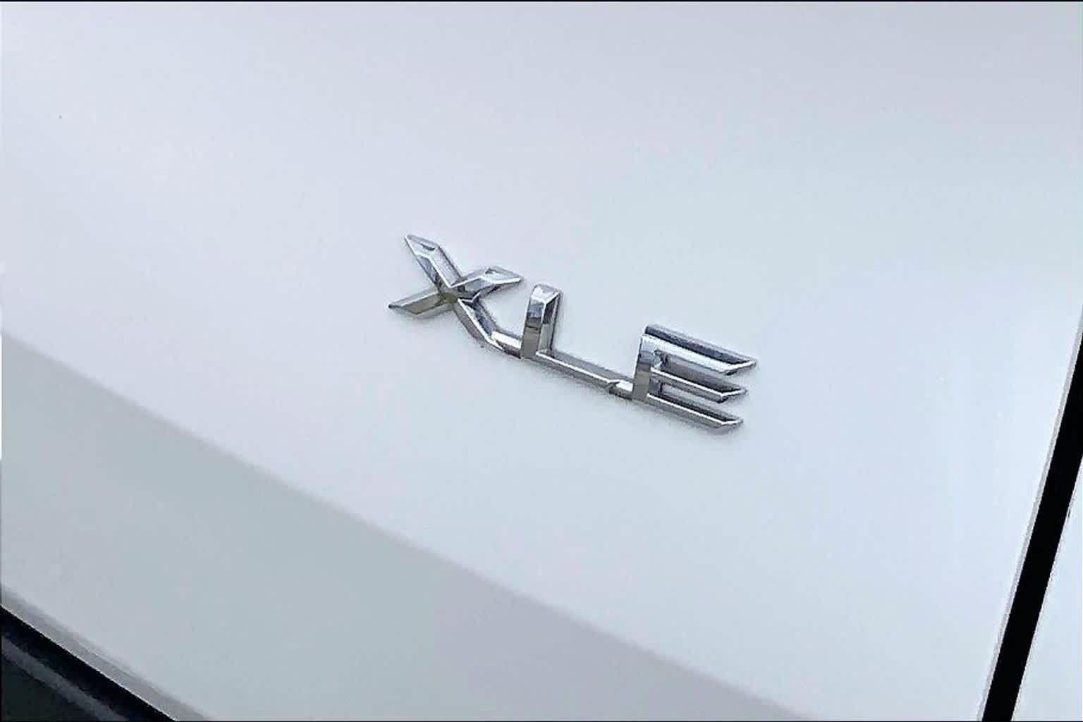 Used 2025 Wind Chill Pearl Toyota XLE image 30