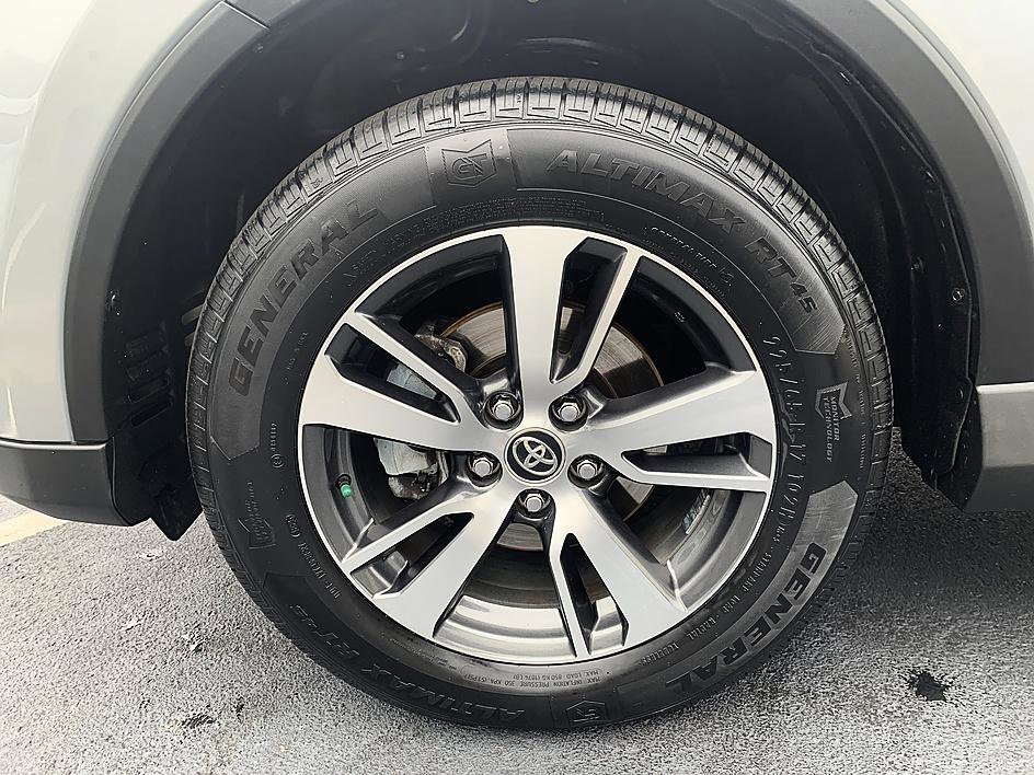 Used 2018 Silver Sky Metallic Toyota XLE image 8