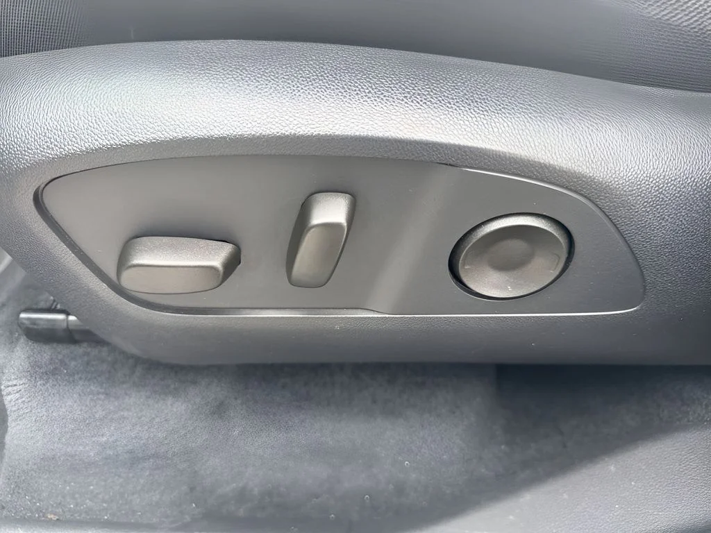 Used 2025 White Chevrolet LT image 10