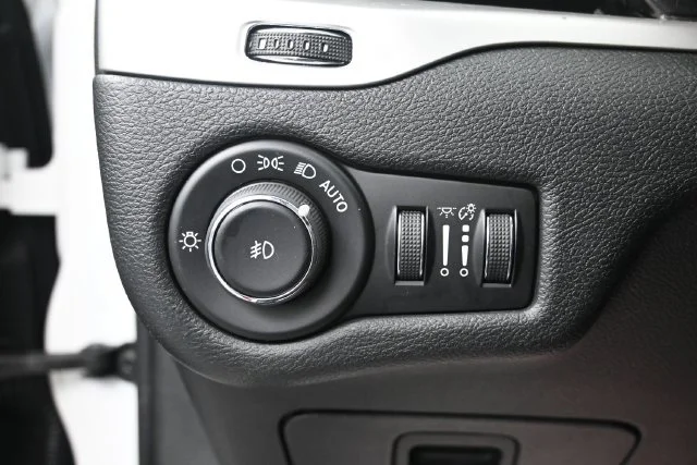 Used 2018 Bright White Clearcoat Jeep Latitude Plus image 13