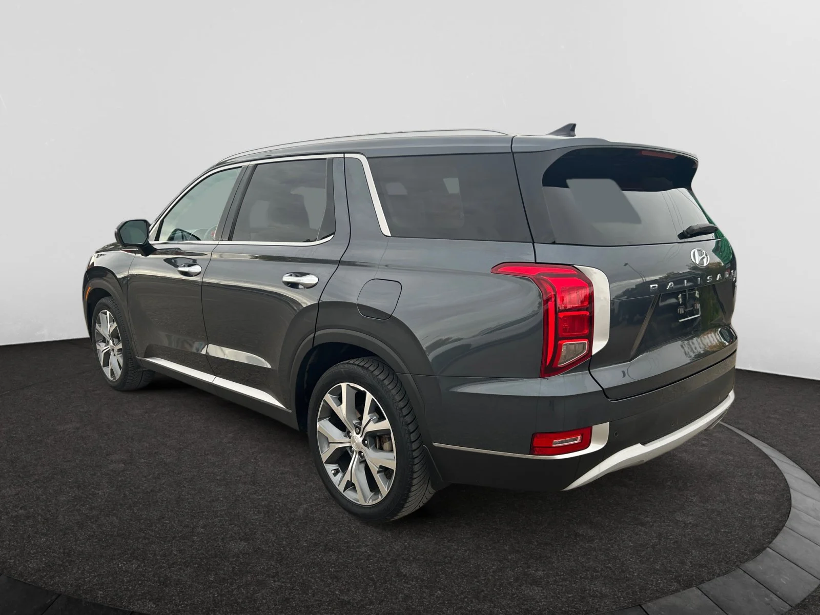 Used 2020 Gray Hyundai Luxury AWD image 3