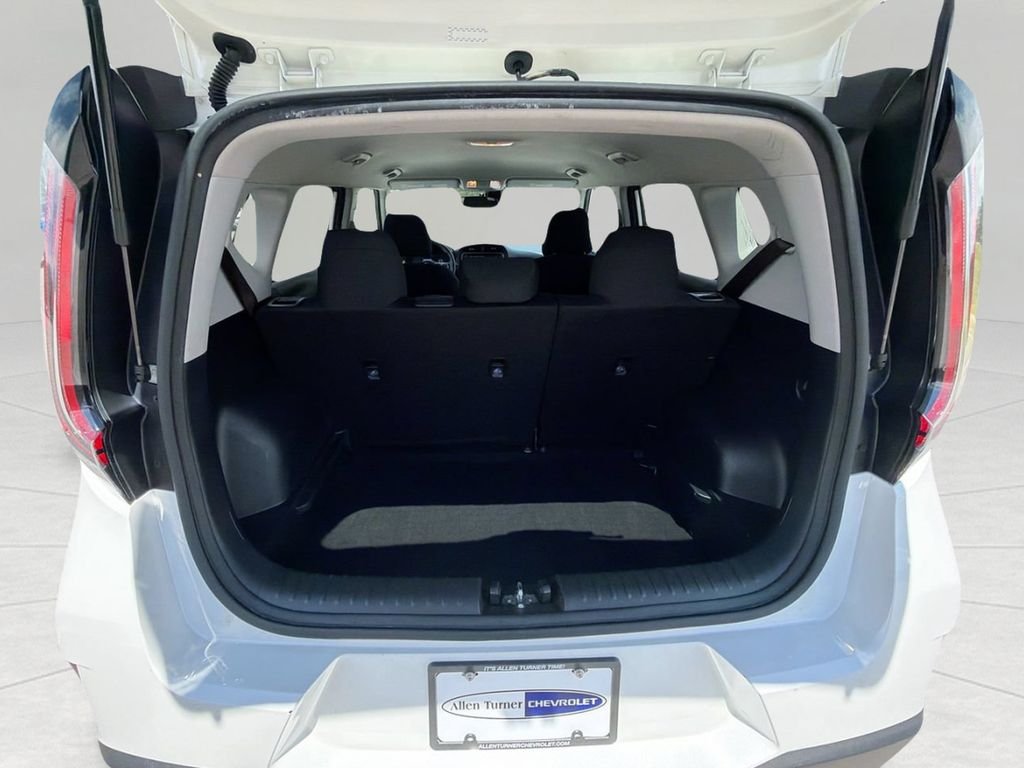 Used 2024 White Kia LX image 7