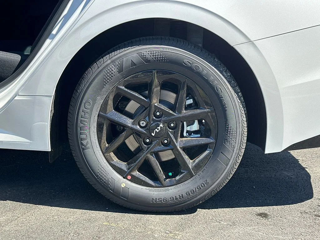 New 2026 White Kia LXS image 19