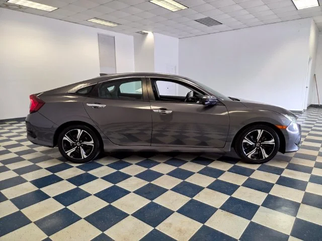 Used 2017  Honda Touring image 9