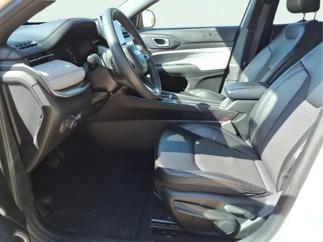 Used 2024  Jeep Latitude image 18