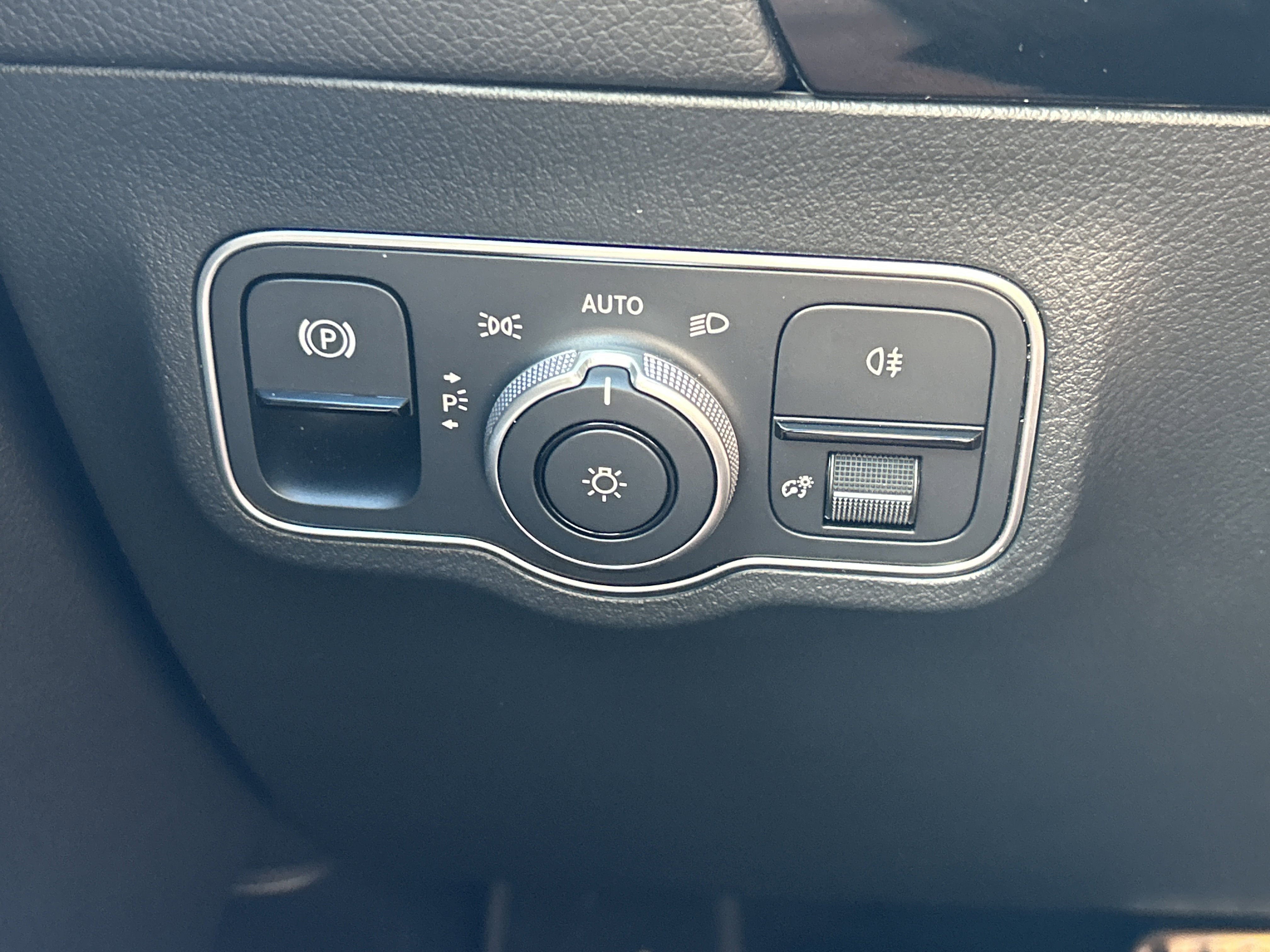 Certified Used 2025 Polar White Mercedes-Benz GLA 250 SUV image 36