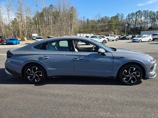 Used 2025 Blue Hyundai SEL image 9