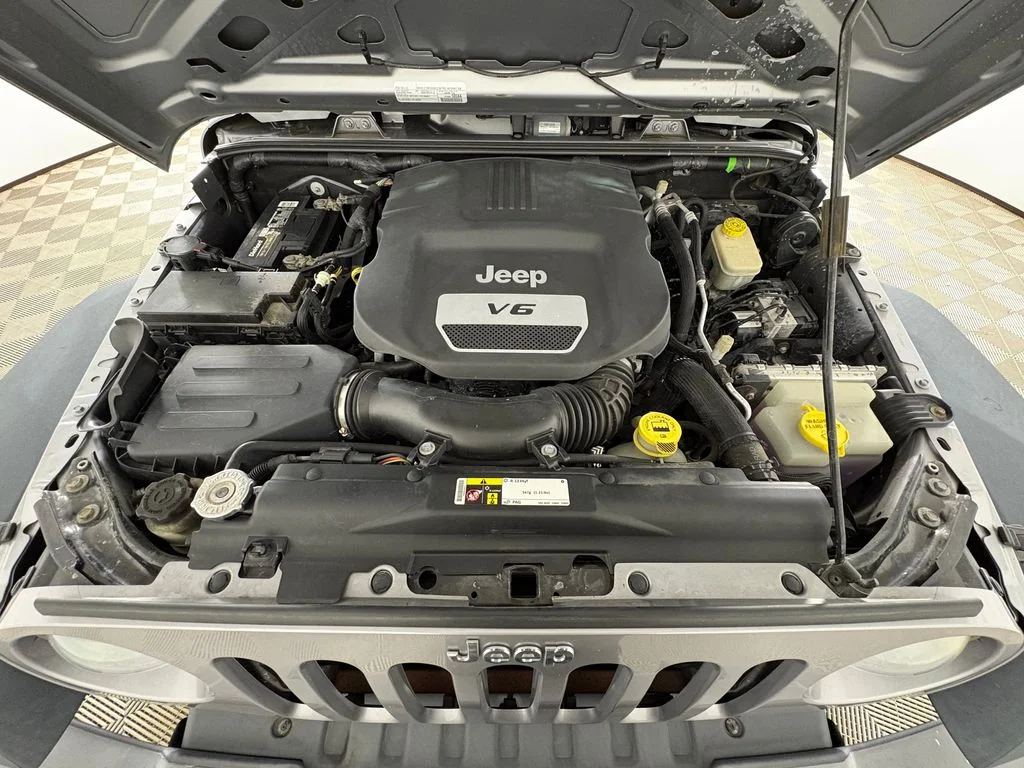 Used 2016 Silver Jeep Unlimited Sport image 31