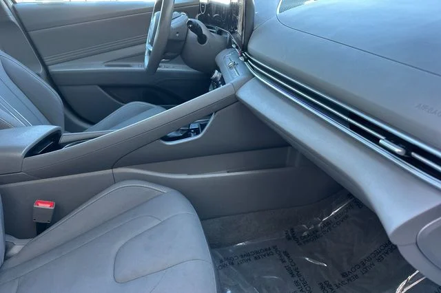 Used 2025 White Hyundai SEL Convenience image 18