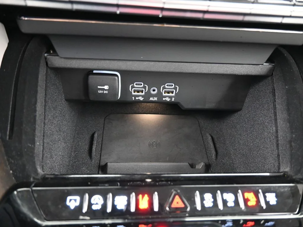 Used 2024 Diamond Black Crystal Pearlcoat Jeep Base image 30