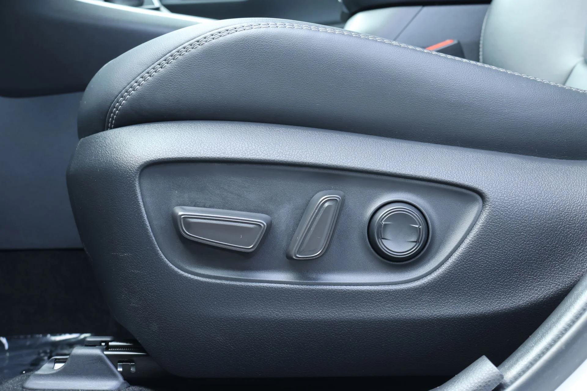 Used 2025 Beige Toyota XLE Premium image 19