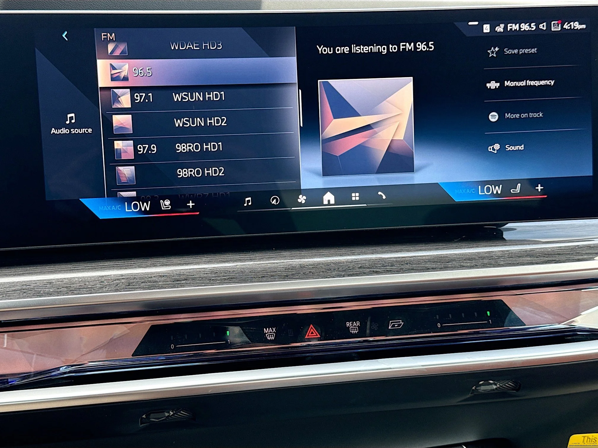New 2026 Dravit Grey Metallic BMW 750e xDrive image 31