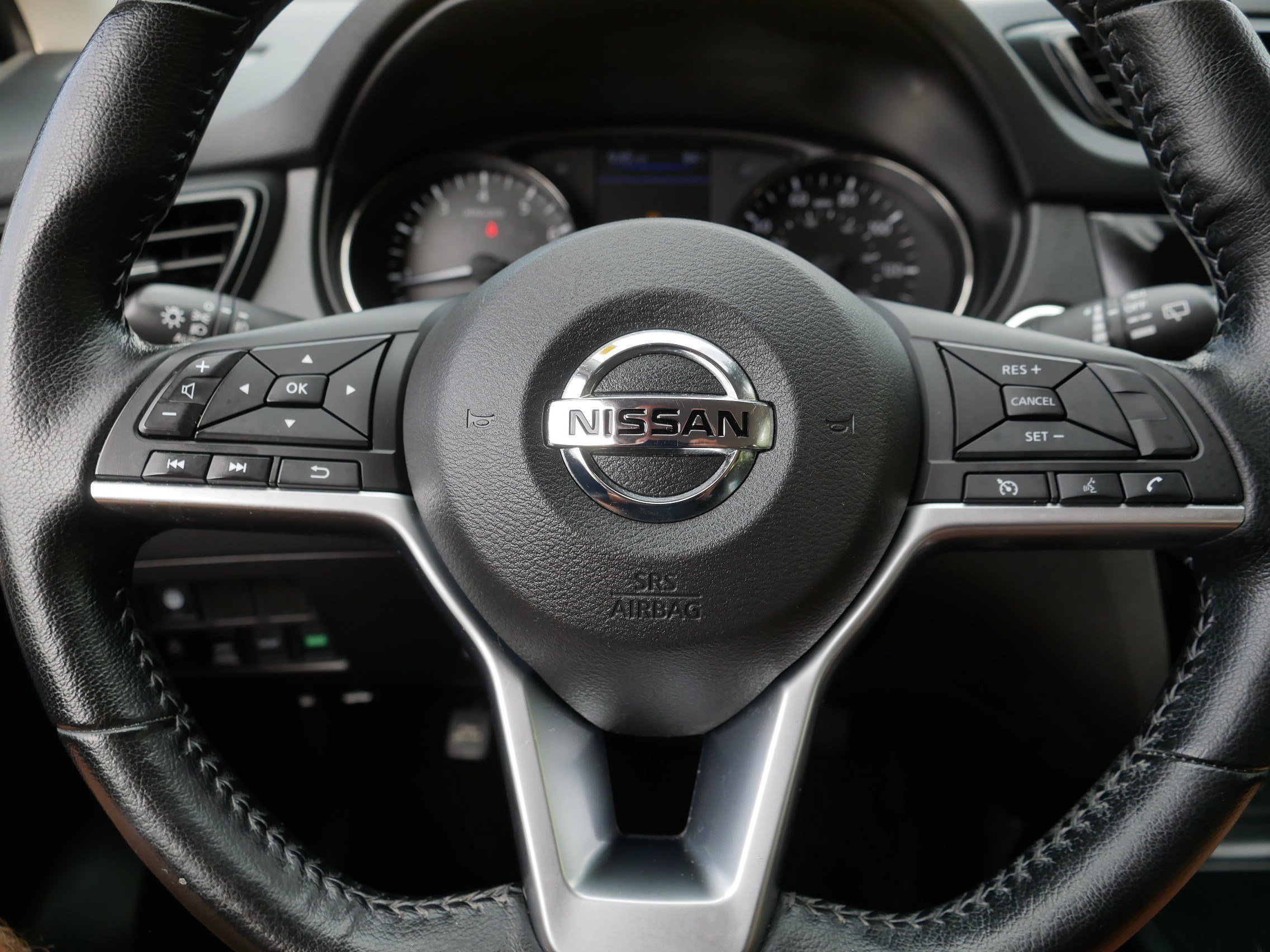 Certified Used 2022 Pearl White Tricoat Nissan SV image 25