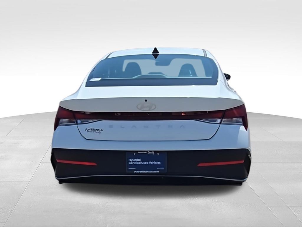 Used 2025 White Hyundai SE image 9