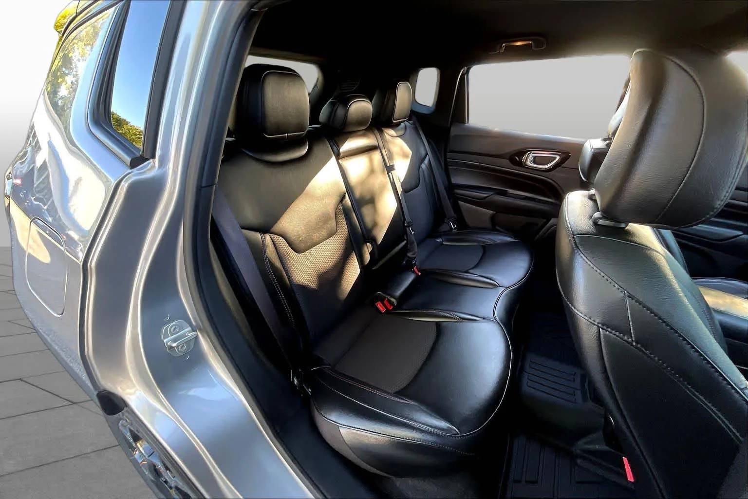 Used 2023 Billet Silver Metallic Clearcoat Jeep Trailhawk image 20