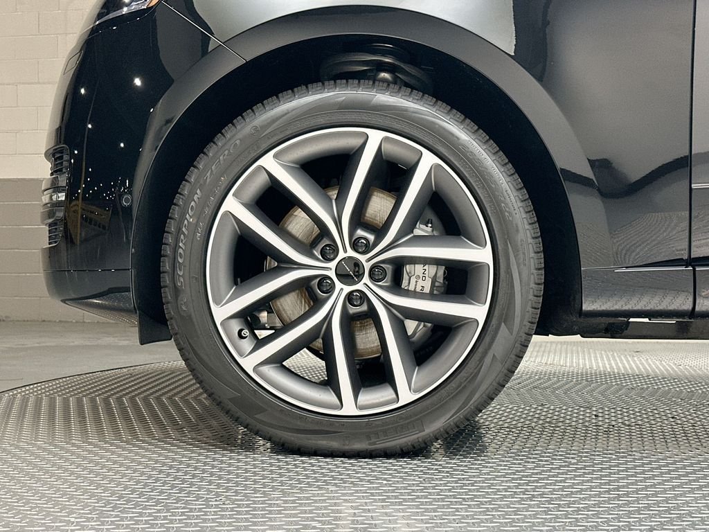 New 2026 Santorini Black Land Rover SE image 5