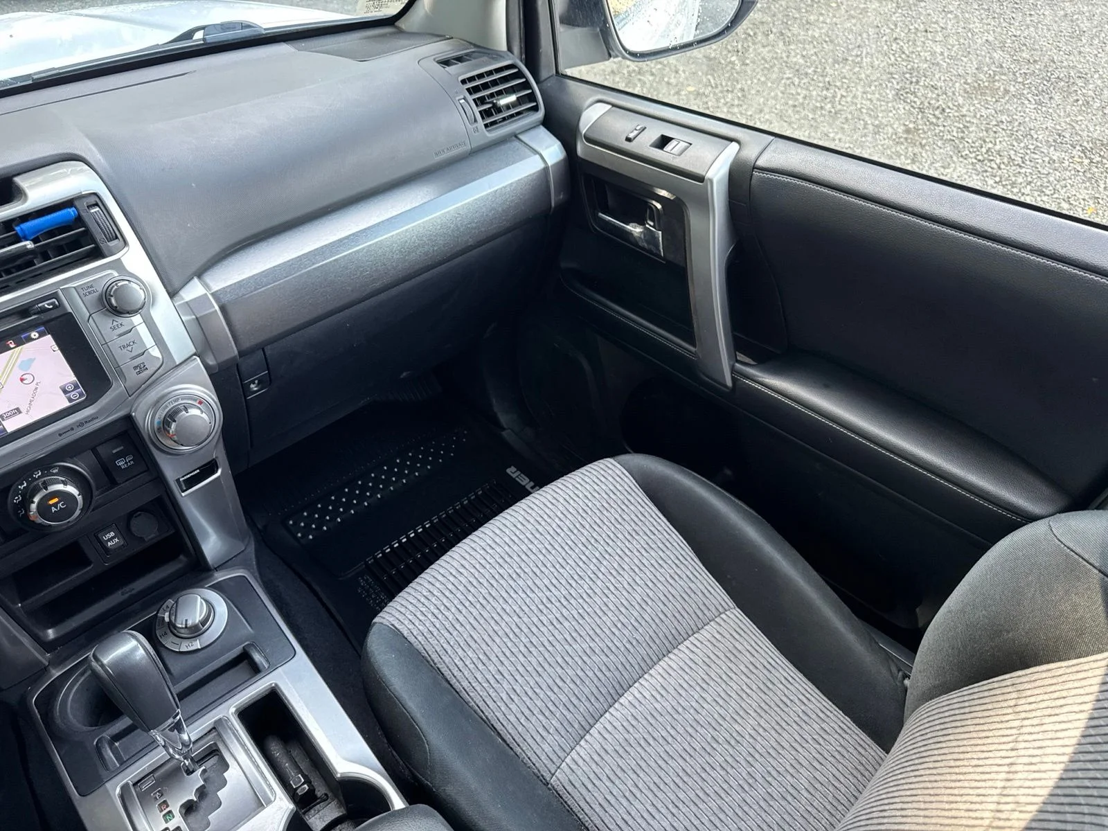 Used 2018 Super White Toyota SR5 image 28
