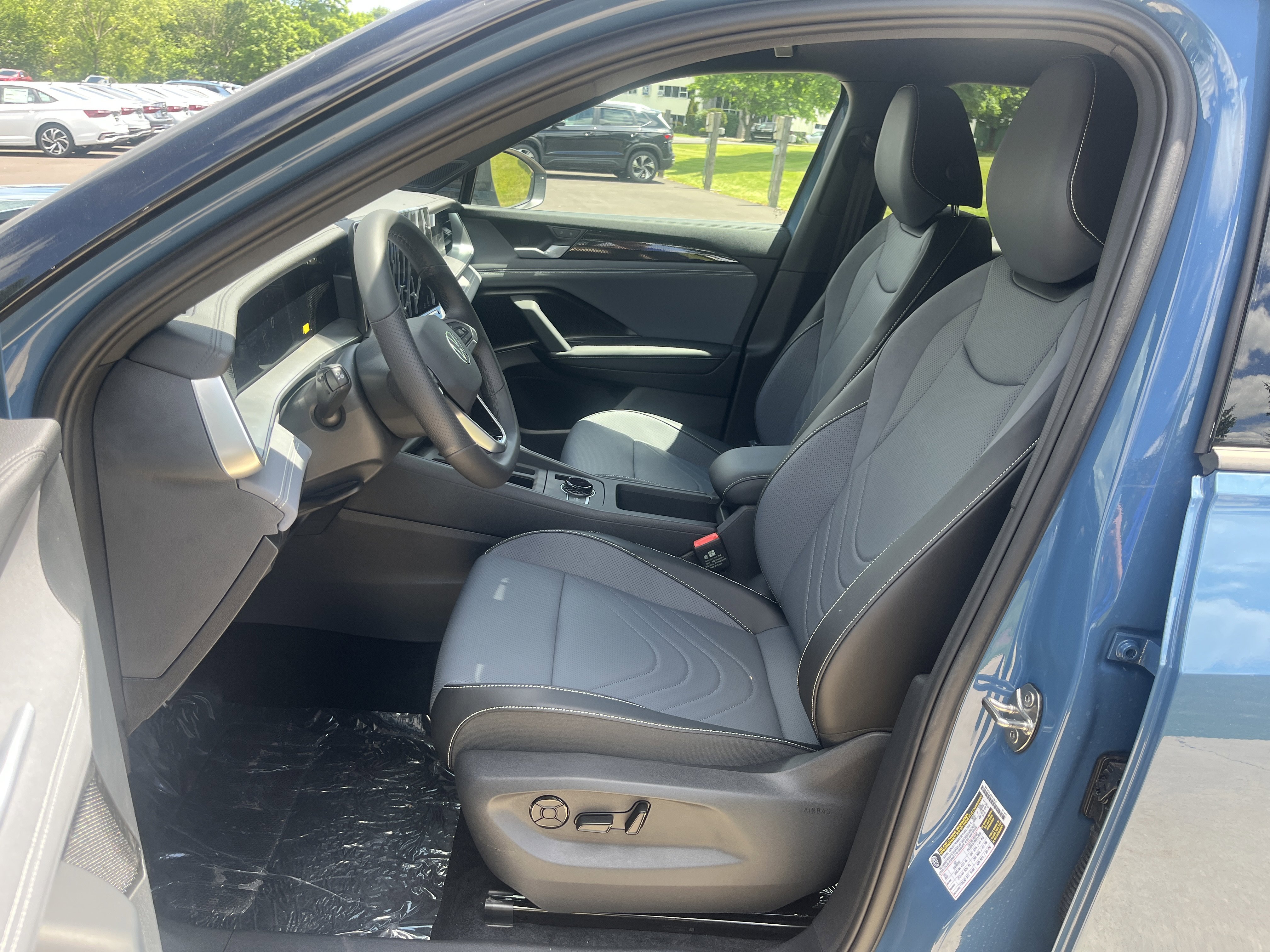 New 2026 Monterey Blue w/Deep Black Roof Volkswagen SE R-Line Black image 17