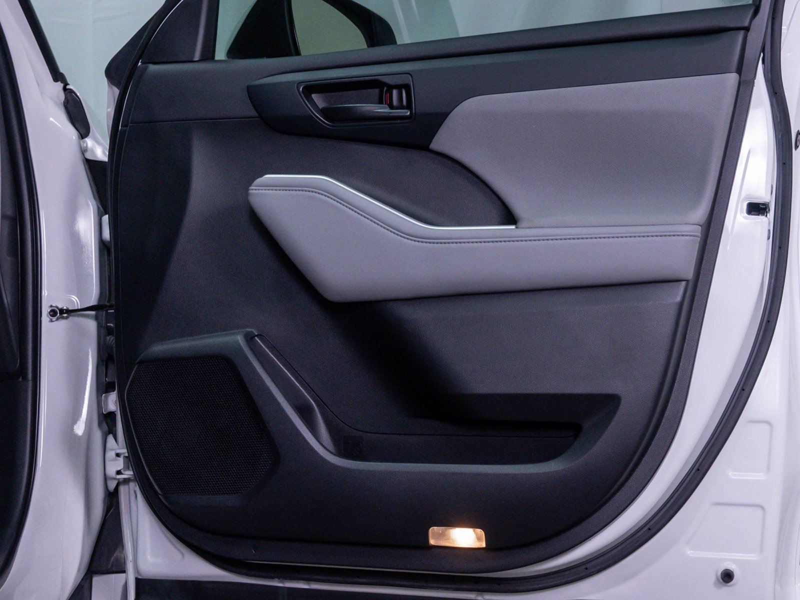 Used 2022 Pearl Toyota LE image 11