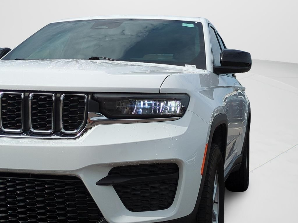 Used 2025 White Jeep Laredo image 25