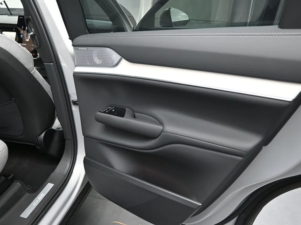 2025 Volvo EX90 Ultra - Photo 17