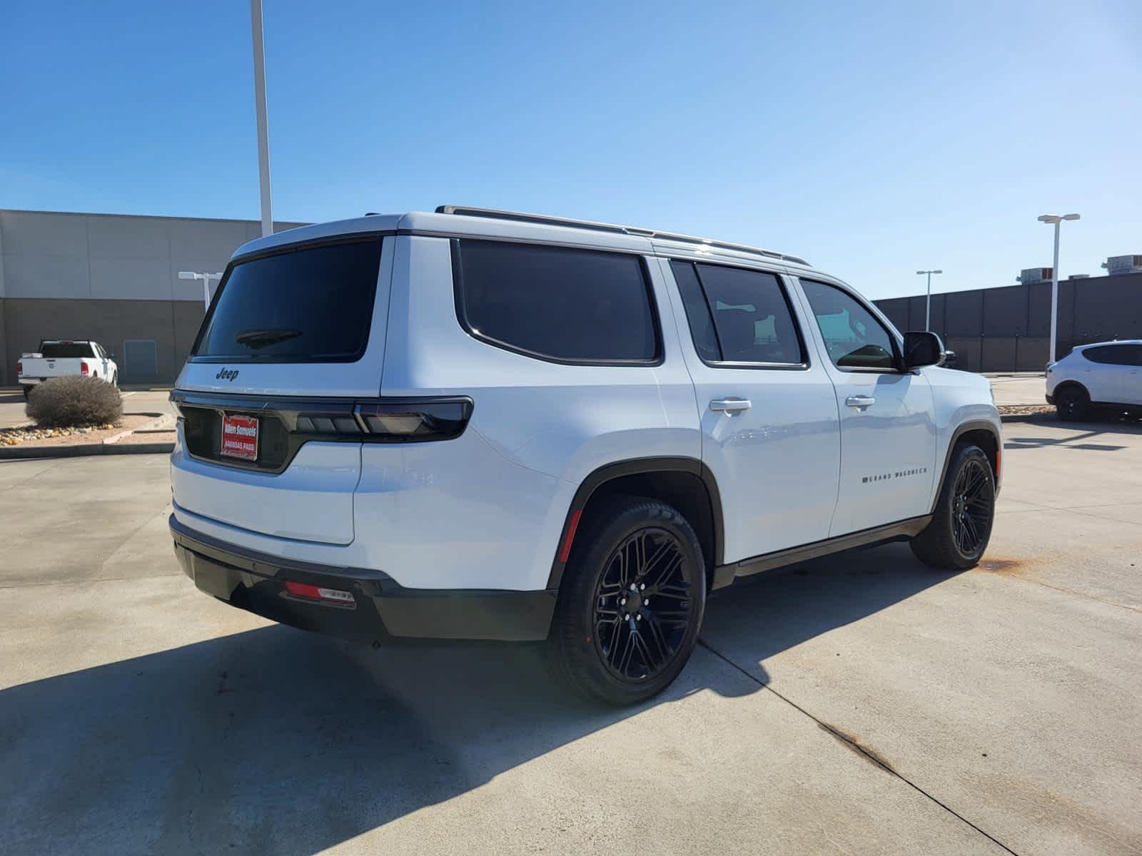 New 2026 Bright White Clear-Coat Exterior Paint Jeep Limited Reserve image 6