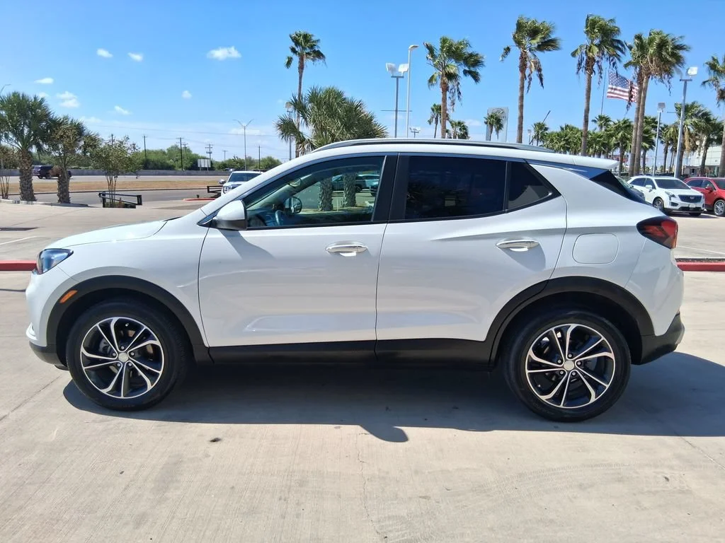 Used 2023 SUMMIT WHITE Buick Select image 3