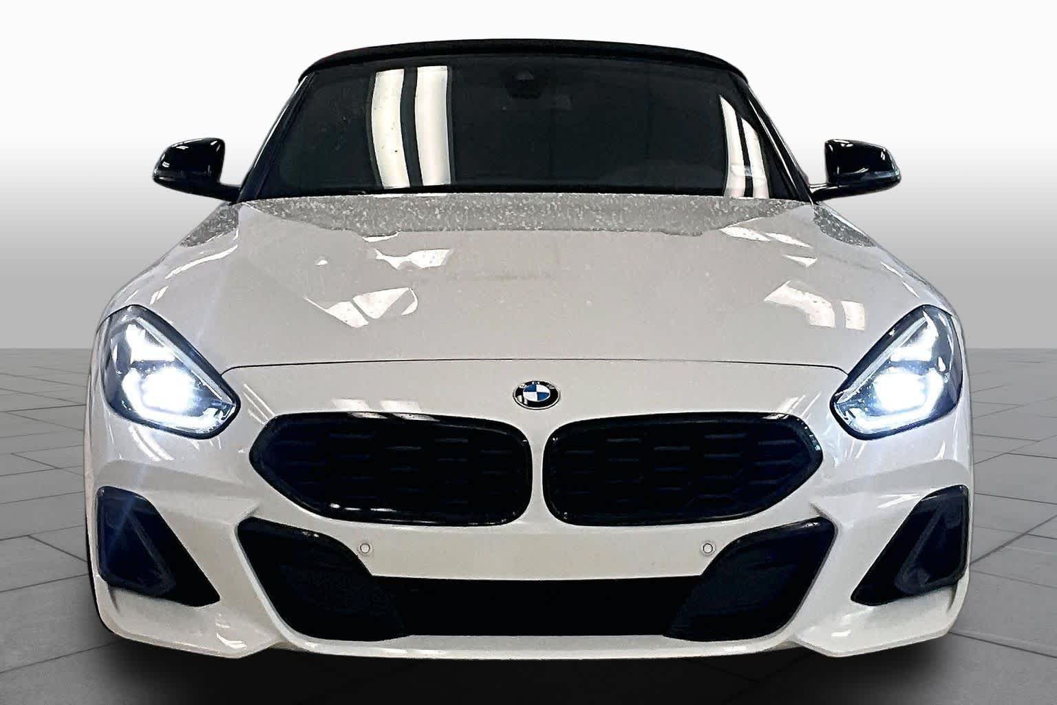 Used 2023 Alpine White BMW sDrive30i image 3