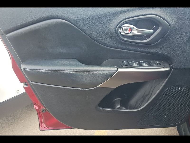 Used 2019 Velvet Red Pearlcoat Jeep Latitude Plus image 28