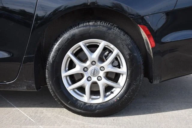 Used 2025 Black Chrysler Select image 8