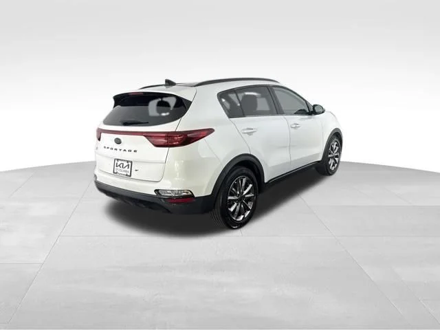 Used 2022 White Kia Nightfall image 7