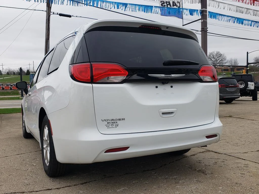 Used 2023 Bright White Clearcoat Chrysler LX image 6