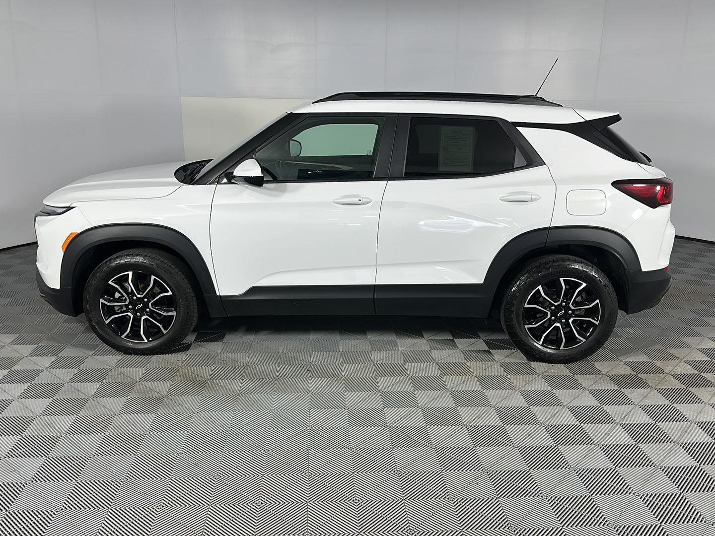 Used 2024 Summit White Chevrolet ACTIV image 13