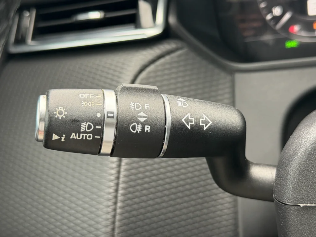 Used 2019 Corris Grey Metallic Land Rover R-Dynamic SE image 15