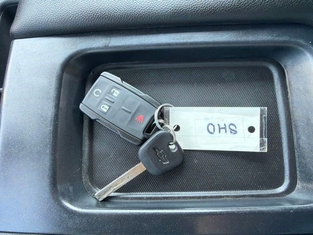 Used 2016 Silver Ice Metallic Chevrolet LT image 31