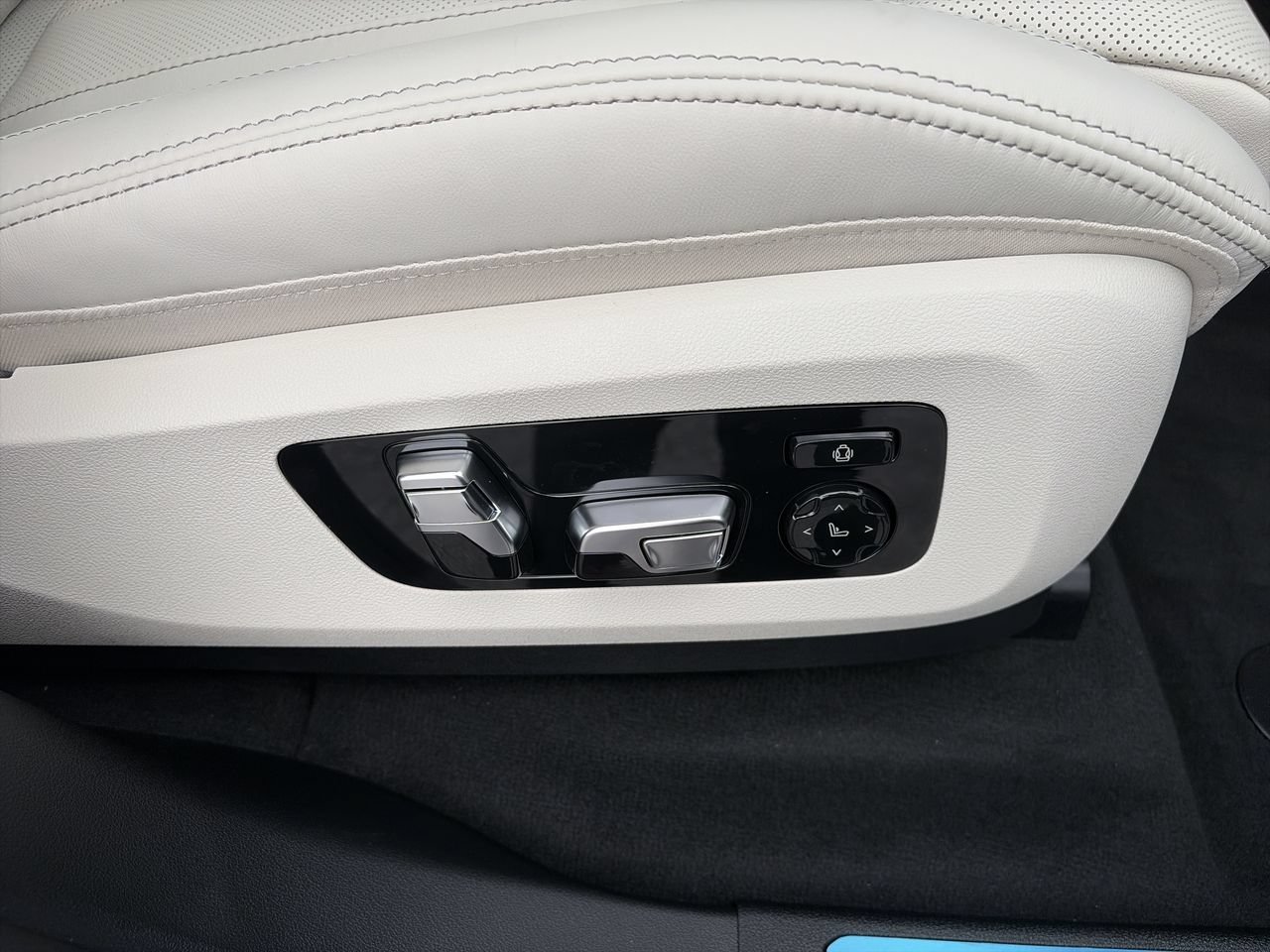 New 2026 Alpine White BMW xDrive50e image 38