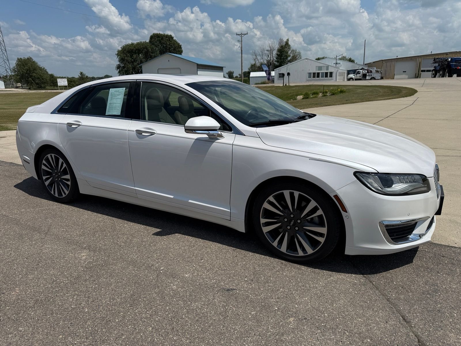 Used 2017 White Platinum Clearcoat Metallic Lincoln Reserve image 11