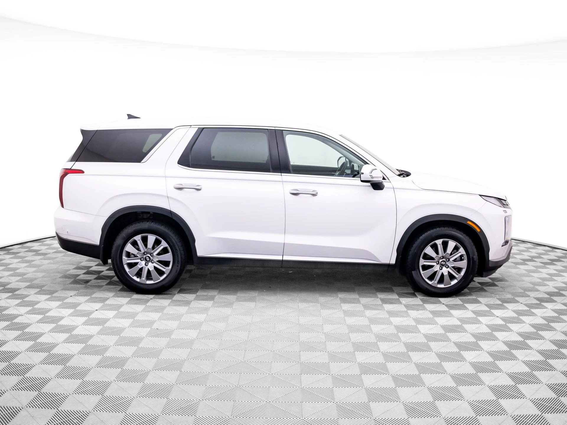 Used 2023 White Hyundai SE image 6