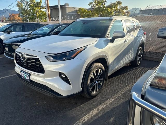 Used 2023 Beige Toyota XLE image 4