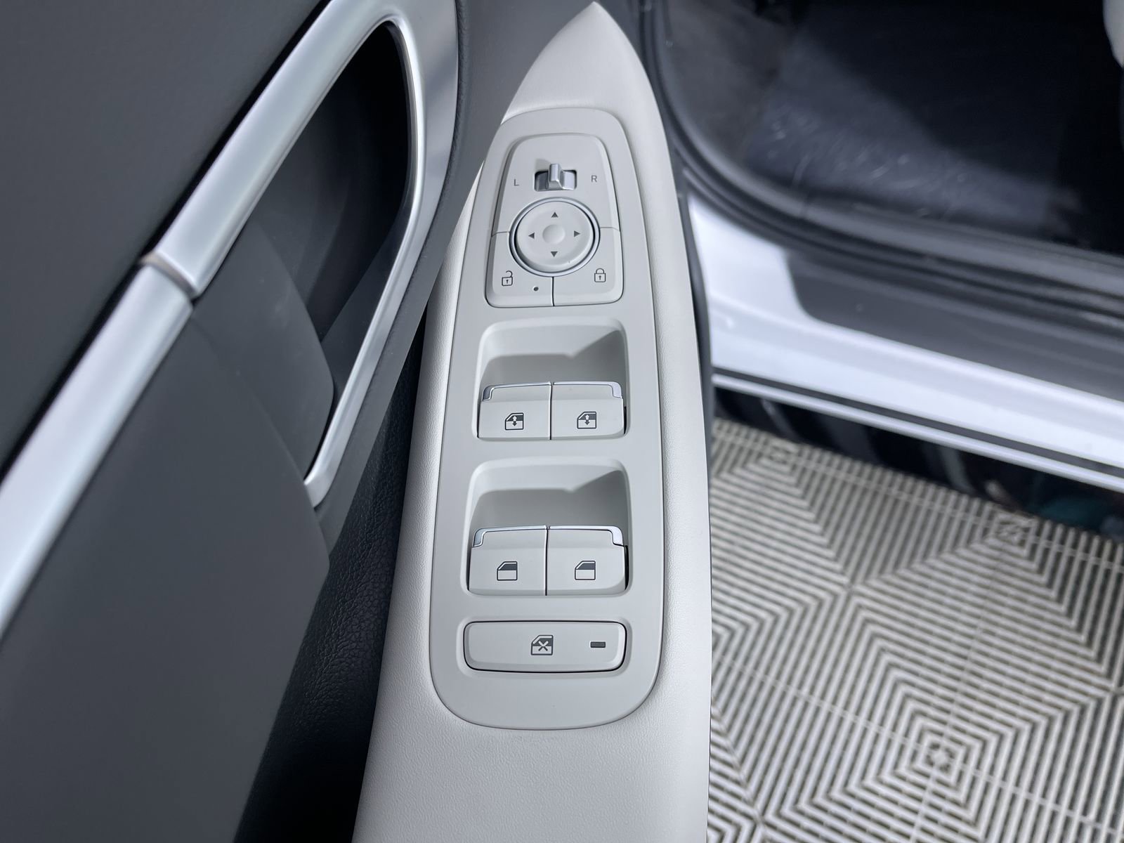 2025 Hyundai Sonata Hybrid SEL - Photo 24