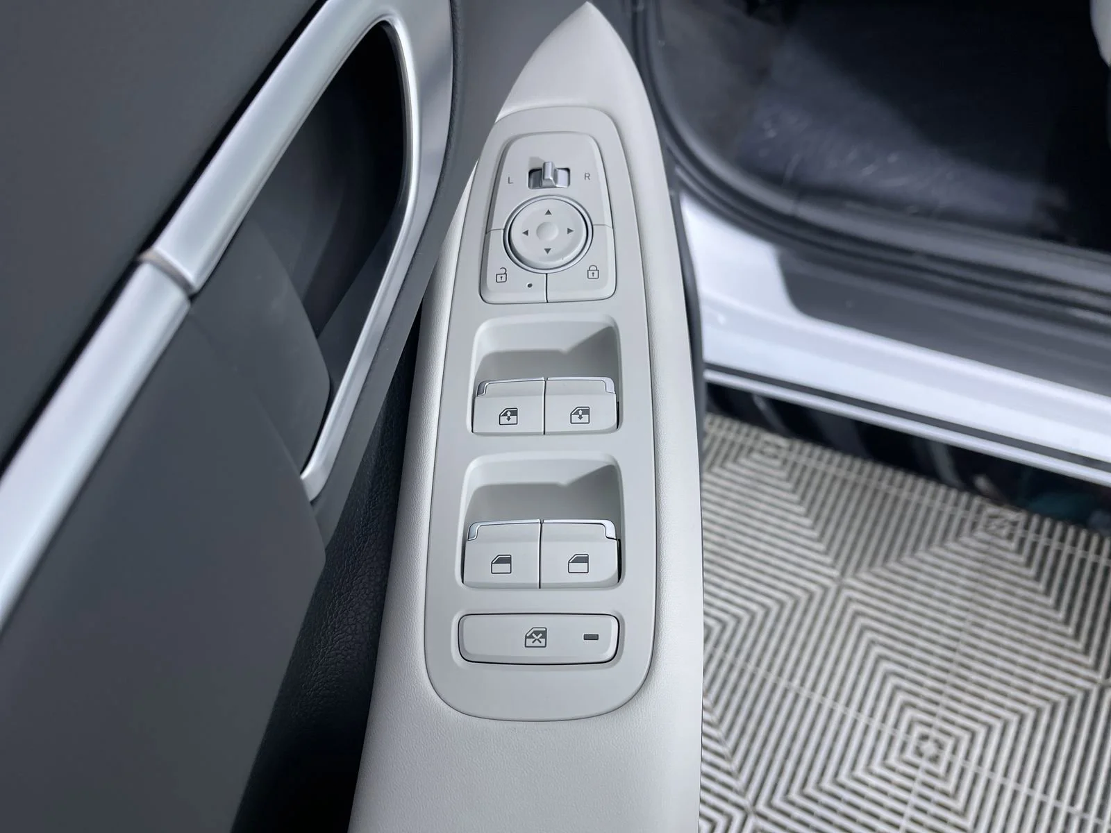 2025 Hyundai Sonata Hybrid SEL - Photo 24